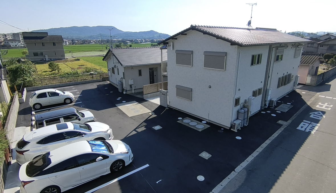 アスファルト舗装後の整備された駐車場
