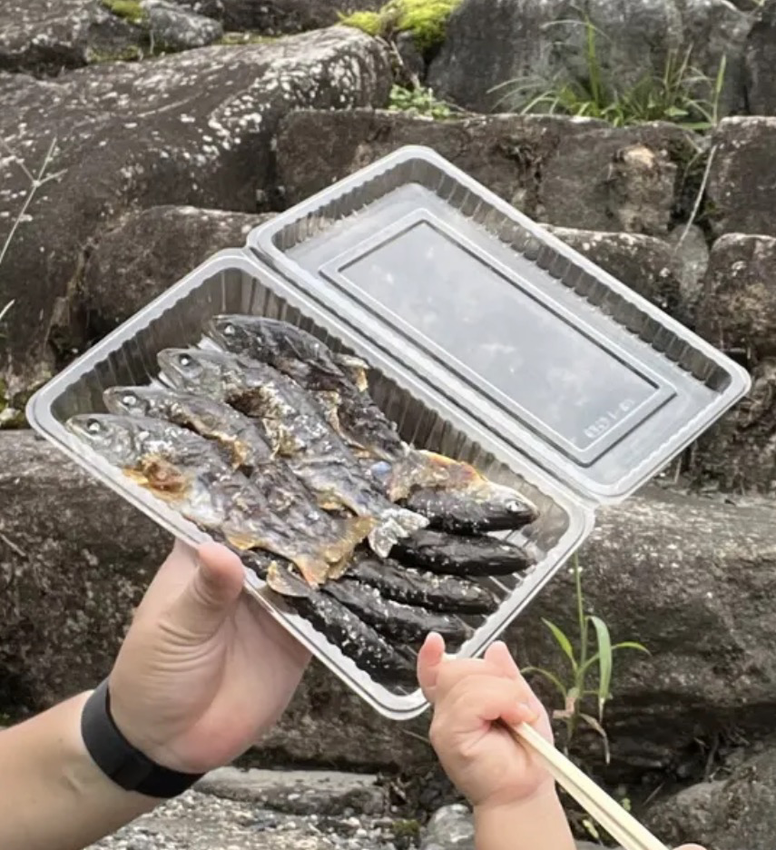 右手養魚センターで炭火焼きにしたヤマメの塩焼き